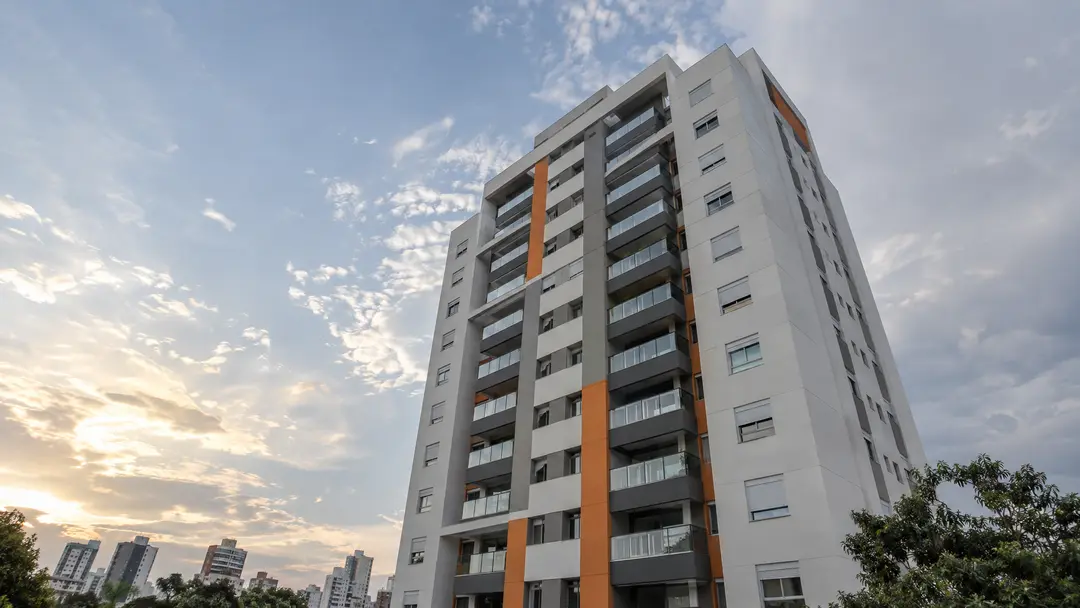 Fachada de prédio residencial com persianas instaladas